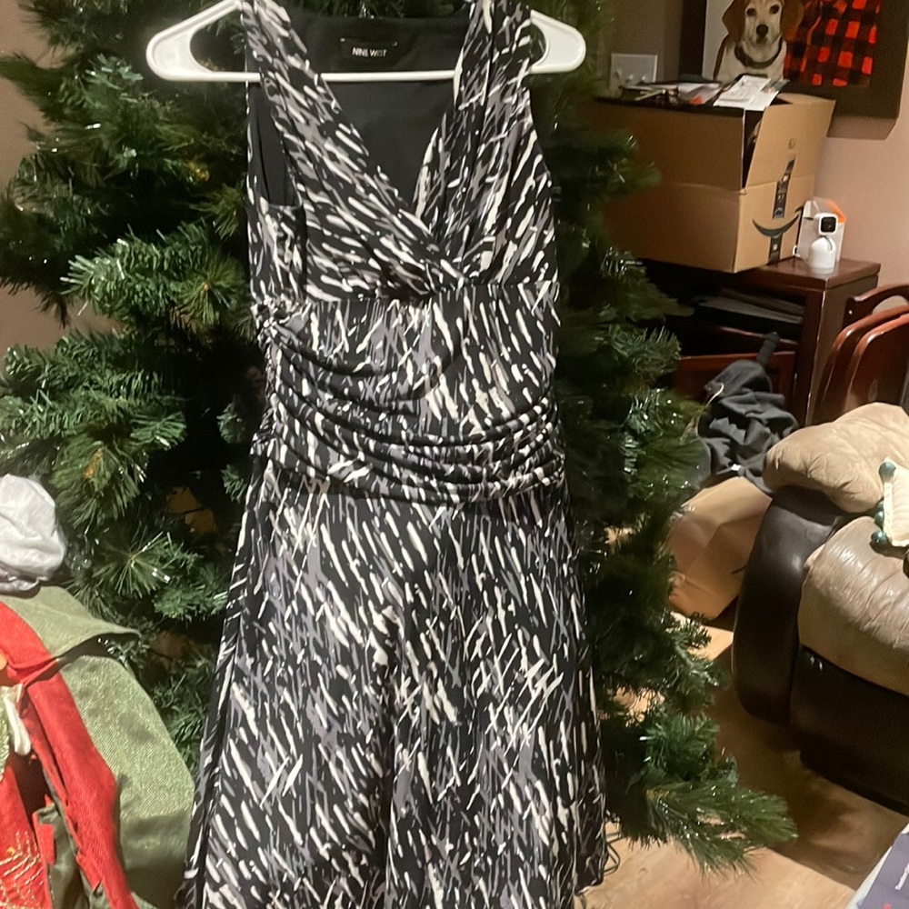 Nine West stretchy and flowy dress